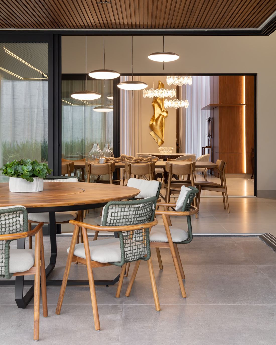 Sala de jantar da Casa Colin, aberta para o jardim por esquadrias de piso a teto