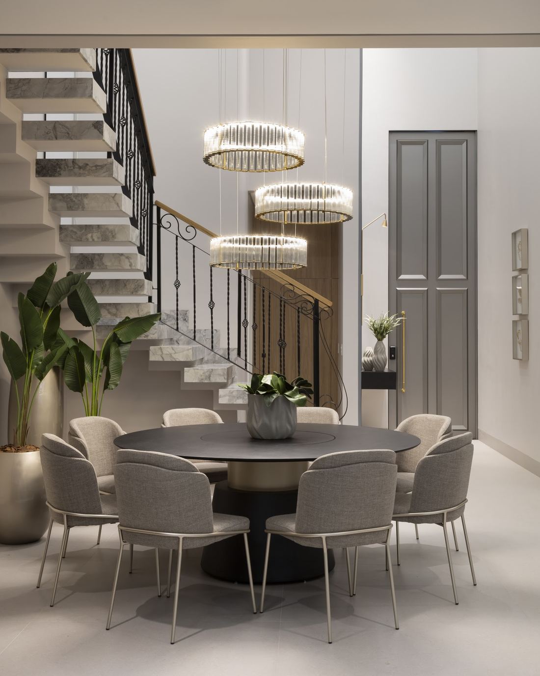 Sala de jantar e escada da Casa Dia, com pendentes circulares