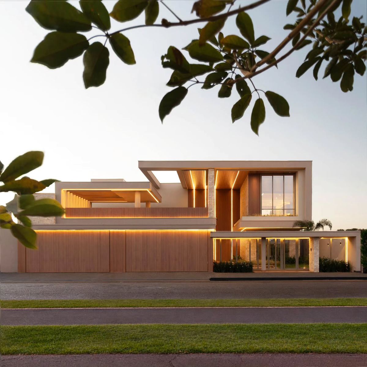 Fachada da Casa Lago ao entardecer, de frente para o lago