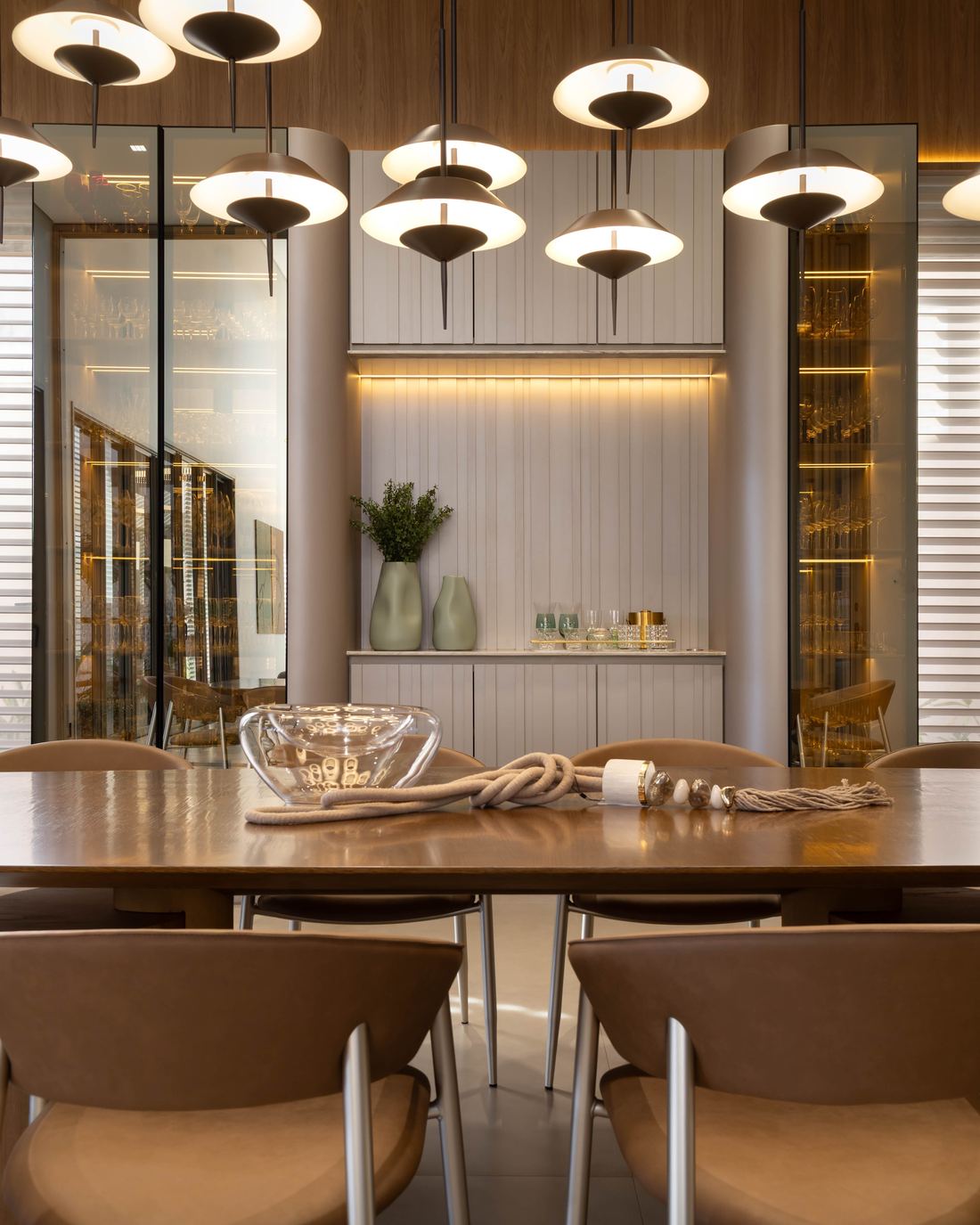 Sala de jantar da Casa Lago, com pendentes e mesa em madeira